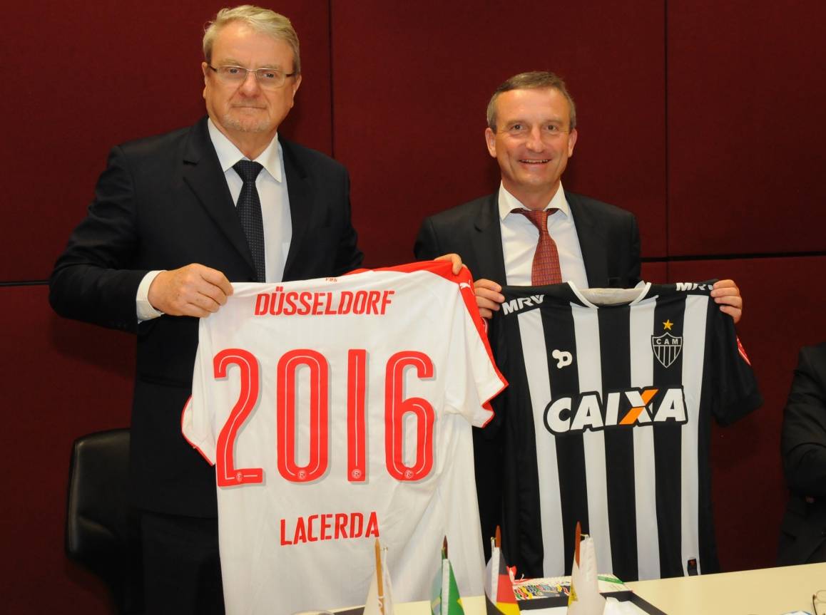  Trikot-Tausch: Oberbürgermeister Thomas Geisel und sein Amtskollege Marcio Lacerda tauschen Fußballtrikots aus. Der Größe nach bleibt da noch Platz, um hinein zu wachsen... 