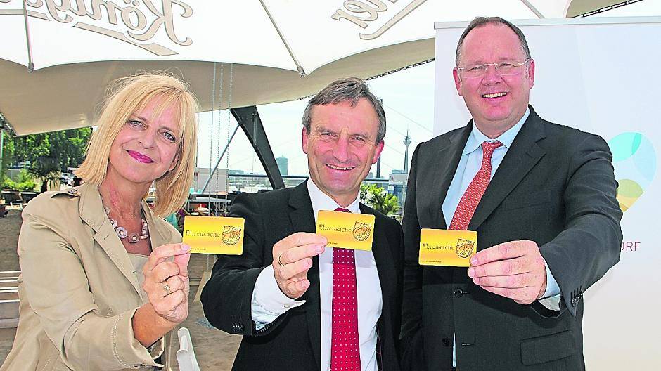  Düsseldorfs Ehrenamtsbeauftragte Helma Wassenhoven, OB Thomas Geisel und Sponsor Harald Christ im OpenAir-Kino am Rheinufer.  