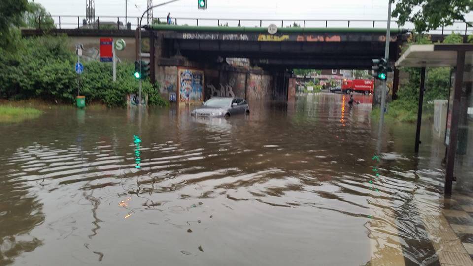  "Land unter" am Eller S-Bahnhof Süd gestern Abend. 