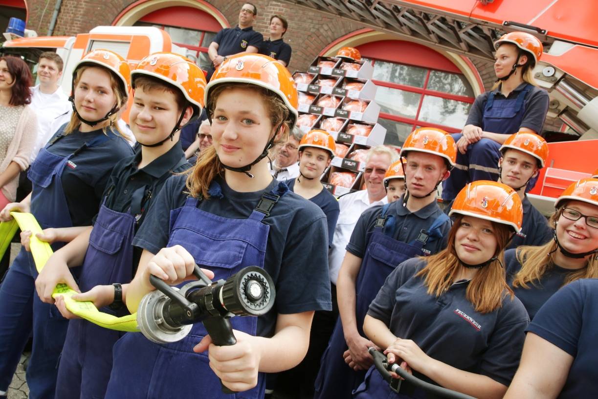  Düsseldorfs Jugendfeuerwehr hat neue Helme bekommen. 