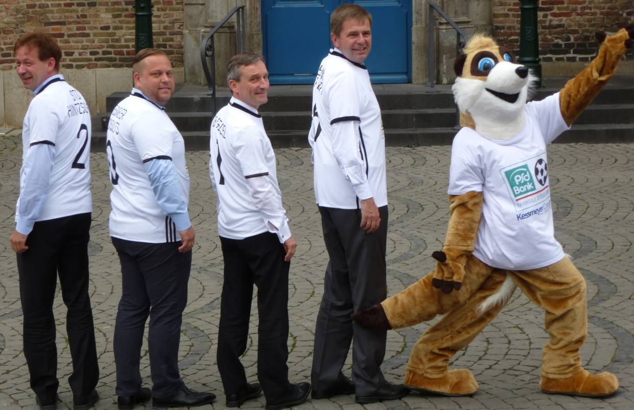  Die Trikots sitzen, die Spiele können beginnen (v.li.): Stadtdirektor Burkhard Hintzsche, Veranstalter Dennis Kessmeyer, Oberbürgermeister Thomas Geisel, PSD Bank-Chef August-Wilhelm Albert und Makottchen. 