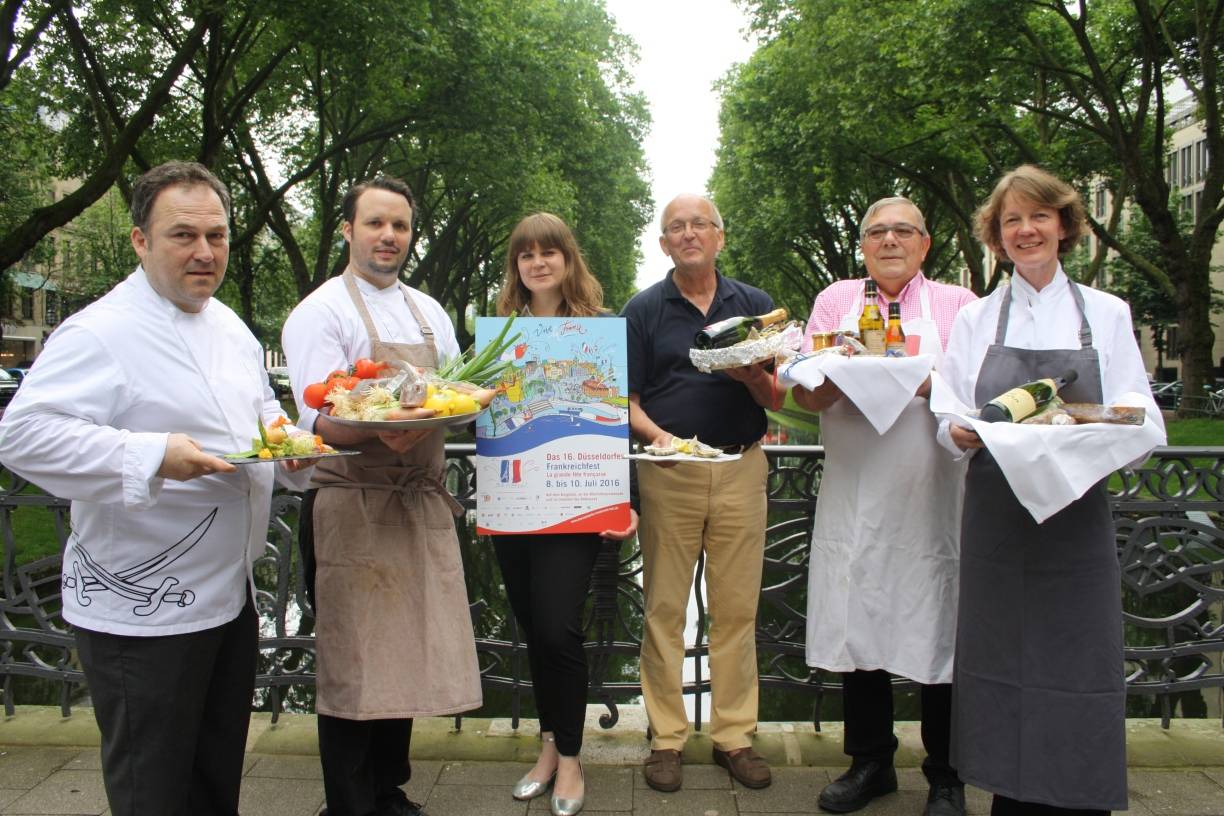  Götz Rothacker aus der Sansibar, Matthias Hein aus dem Victorian, Laura Bieker von der Tourismusförderung Elsass, Austern-Experte Willi Mannheim, Gilbert Moissonnier, Initiator des französischen Markets und Erika Bergheim vom Schloss Hugenpoet aus Essen (v.l) sorgen gemeinsam für tolle Speisen auf dem Frankreichfest. 