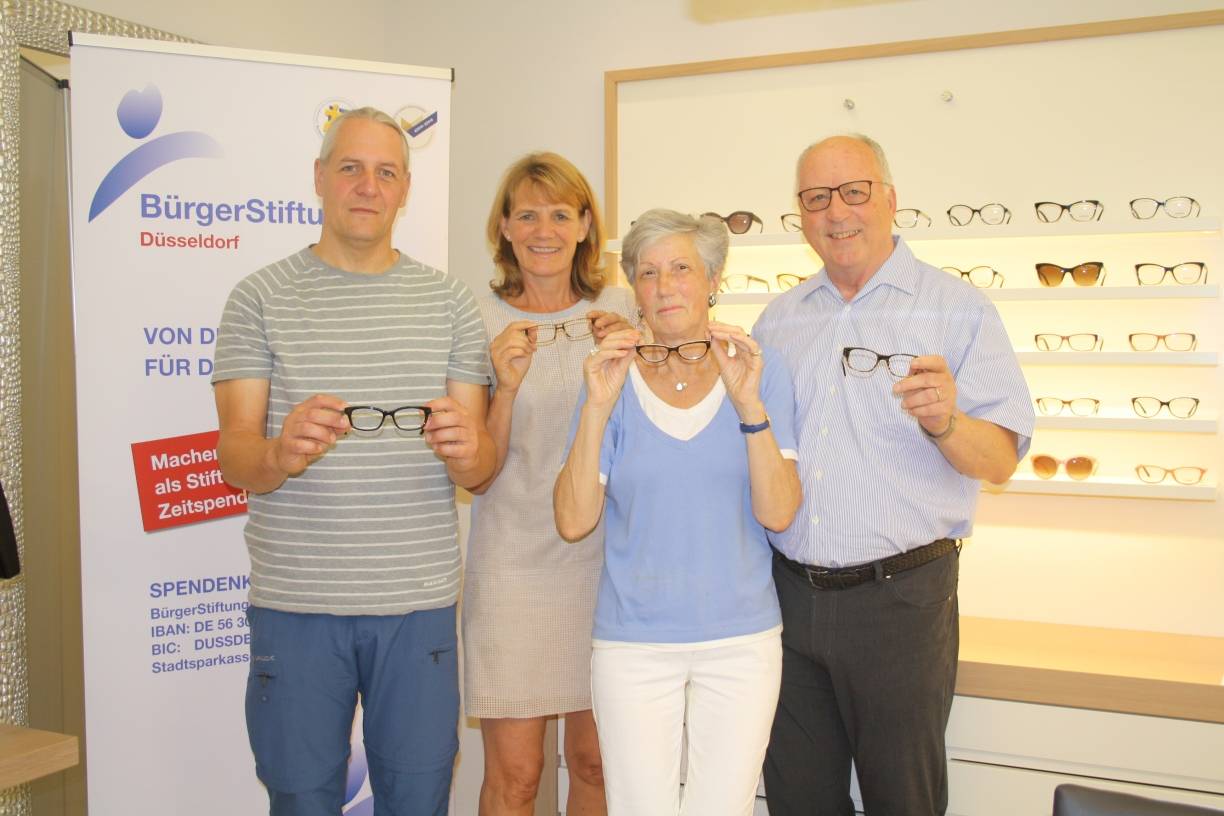  Stehen für das neue Projekt „Sehen darf kein Luxus sein“: Oliver Ongaro von Stay Düsseldorf und fifty-fifty, Sabine Tüllmann, Vorstandsmitglied der Bürgerstiftung, Irmgard Werder von Flingern mobil und Michael Oda Hauck, stellv. Obermeister der Augenoptikerinnung Düssel-Rhein-Ruhr. 