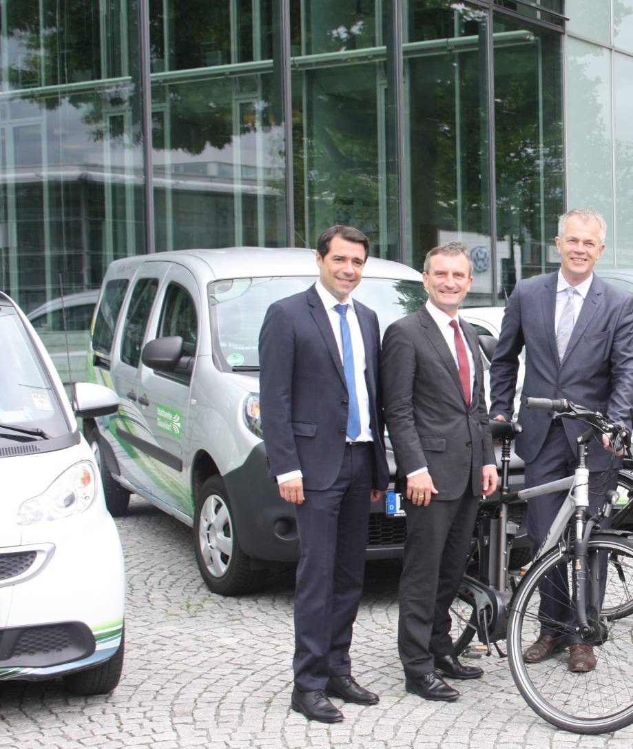  Stadtwerke-Sprecher Juan Cava Marin (v. li.), Oberbürgermeister Thomas Geisel und NRW-Umweltminister Johannes Remmel beim gemeinsamen Pressetermin. Elektromobilität wird zum Bestandteil eines nachhaltigen Gesamtsystems, in dem Auto und Fahrrad mit den Angeboten des Öffentlichen Personennahverkehr intelligent vernetzt werden. Stadt und Stadtwerke Düsseldorf werden mit vielen Partnern an der Umsetzung arbeiten. 