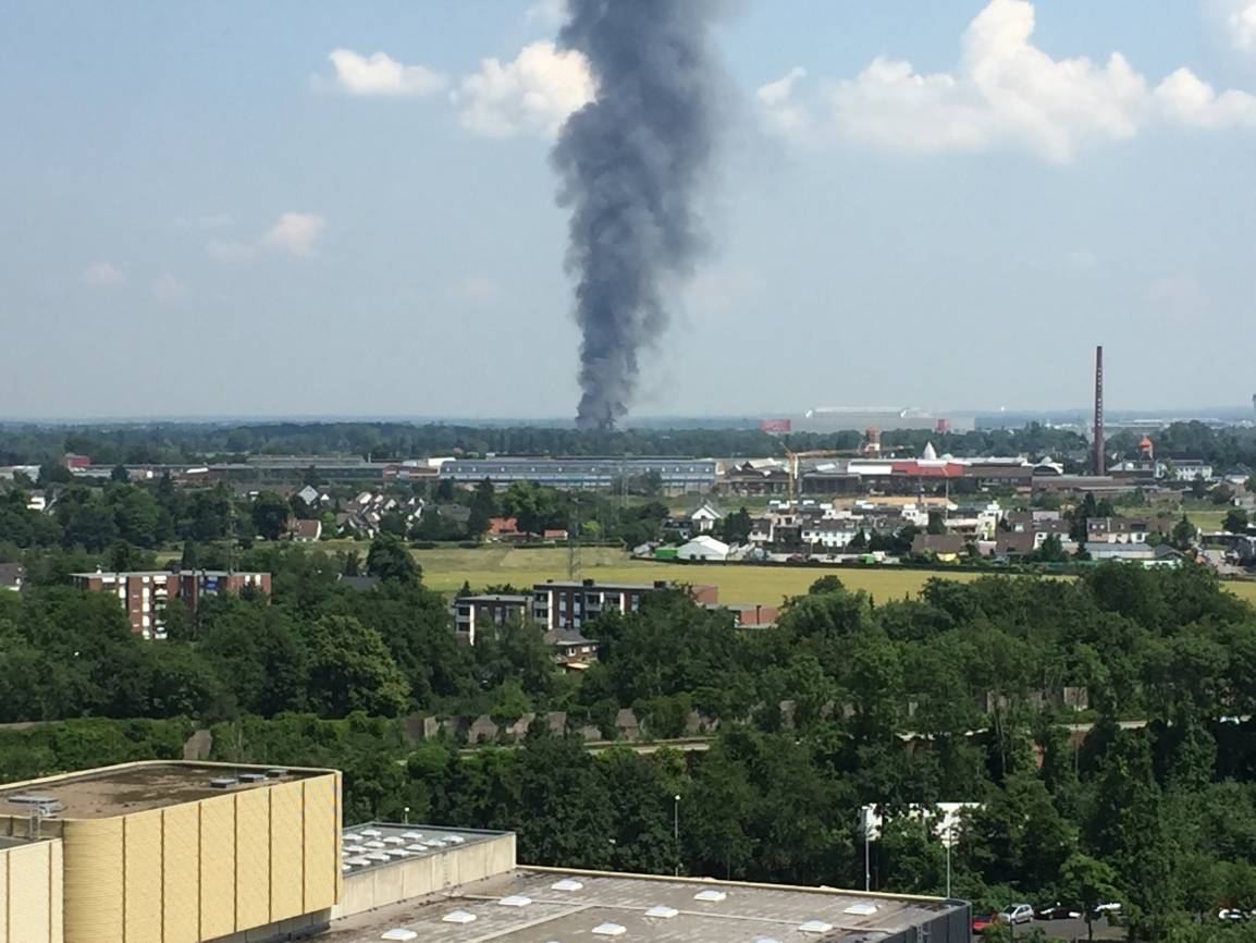  Die Rauchwolke des Brandes im Düsseldorfer Norden war weithin zu sehen. 