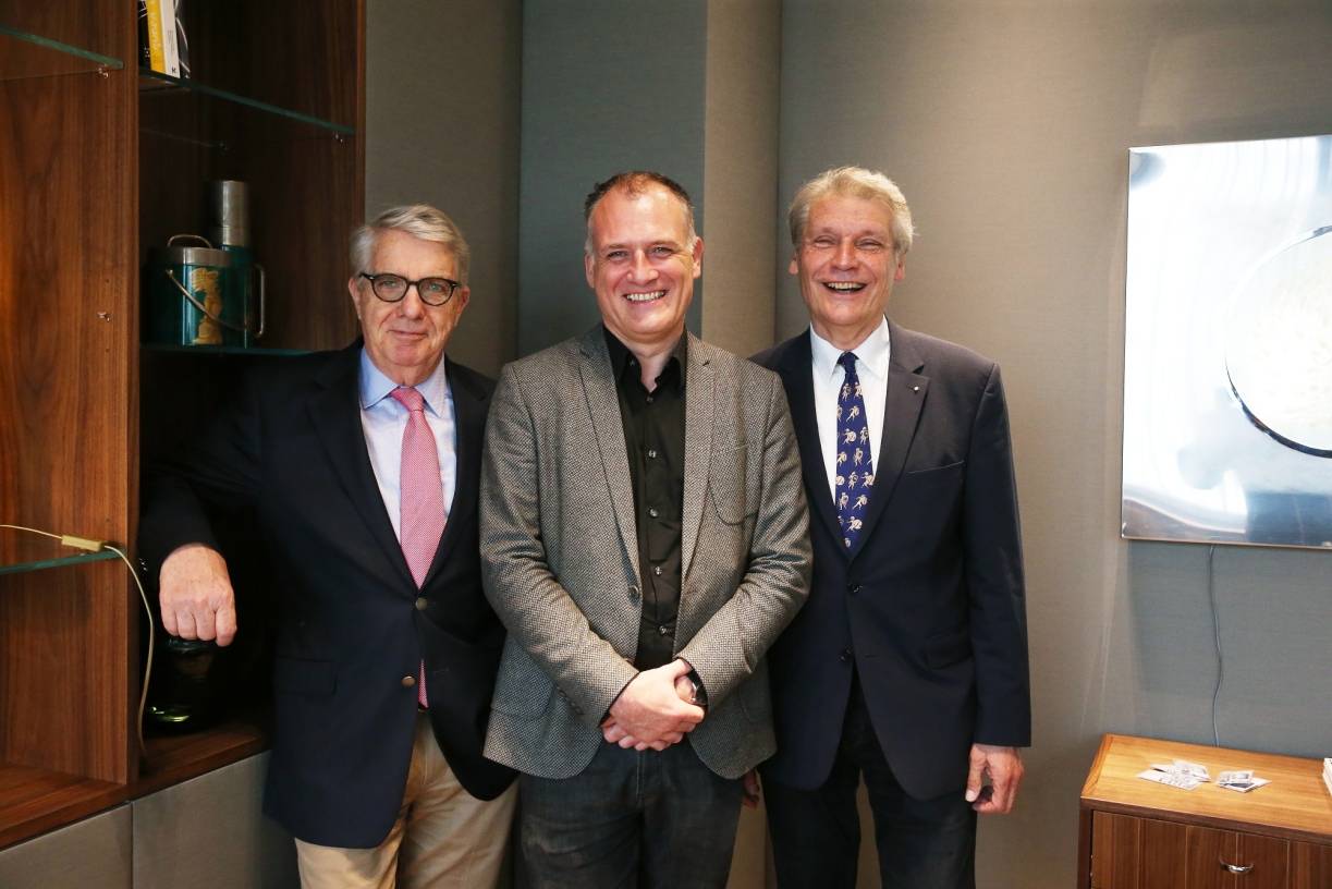  Dr. Stefan Jürging (Mitte), Geschäftsführer von Kultur am Rhein, mit den beiden Vorstands-Mitgliedern Jörg Bickenbach (li.) und Prof. Dr. Joseph Kruse. 