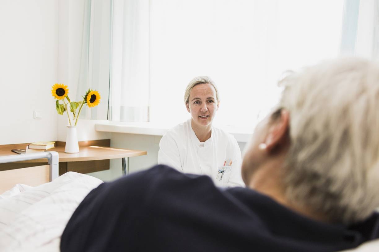  Dr. Carla Hennig im Gespräch mit einer Patientin. Sie und das Palliative Care Team-Netzwerk haben gerade den dritten Platz des NRW-Gesundheitspreises mit dem „Vorausschauenden Behandlungsplan“ gewonnen. 