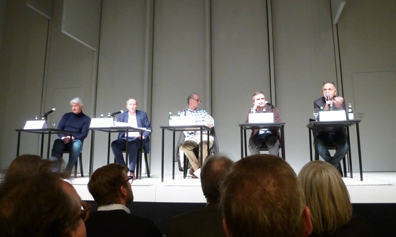  Podiumsgespräch im Central (v. li.): Architekt Christoph Ingenhoven, Generalintendant Wilfried Schulz, Moderator Michael Köhler, OB Thomas Geisel und NRW-Staatssekretär Bernd Neuendorf. 