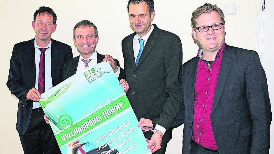  Turnierleiter Martin Meyer (2. v. r.) gab im Rathaus gemeinsam mit Stadtdirektor Burkhard Hintzsche, Oberbürgermeister und Schirmherr Thomas Geisel sowie Sportamtsleiter Pascal Heithorn (v. l.) den Umzug der U19 Champions Trophy ins Paul-Janes-Stadion bekannt. 