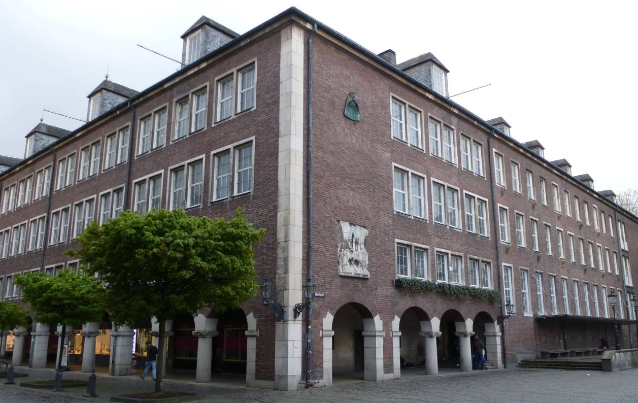  Schwarze Löcher gehören zu den mysteriösesten Gebilden des Universums. Finanztechnisch ist das so ähnlich mit dem Kämmerei-Gebäude am Marktplatz.  