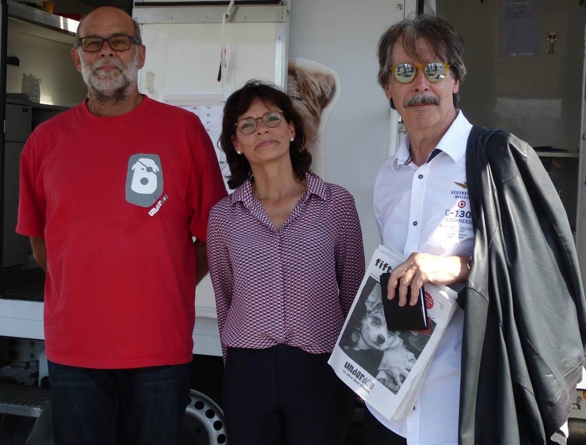  Tierarzt Dr. Georg Specker (li.) arbeitet ehrenamtlich für underdog. Ina Hassel-Wibbels von der Agentur in puncto hat den Fotografen Leo Gesess für das Projekt gewinnen können.  