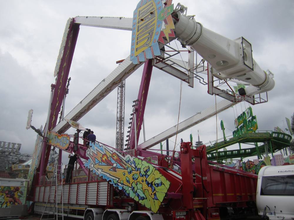 Noch ist sie im Aubau. Doch wenn die riesige Looping-Schaukel "Infinity" steht, dann schwingt sie die Besucher 65 Meter hoch.  