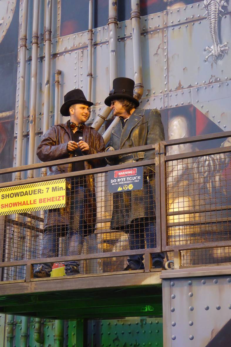  Vor dem Grusel-Theater "Encounter" begrüßen verkleidete Mitarbeiter die Gäste.  