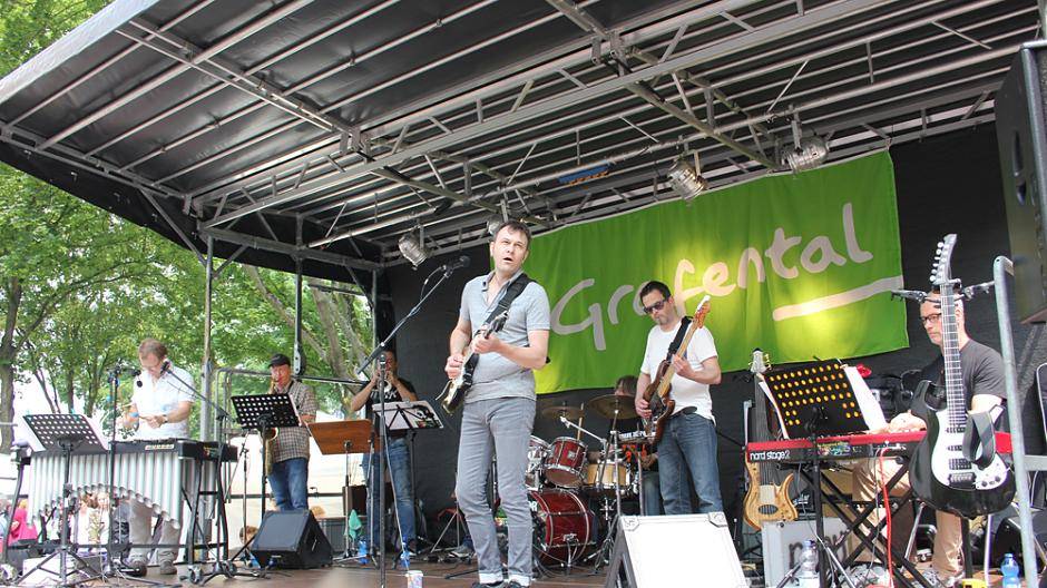 "Dangerous Kitchen" spielten eine Stunde lang Songs von Zappa auf dem Straßenfest in...
