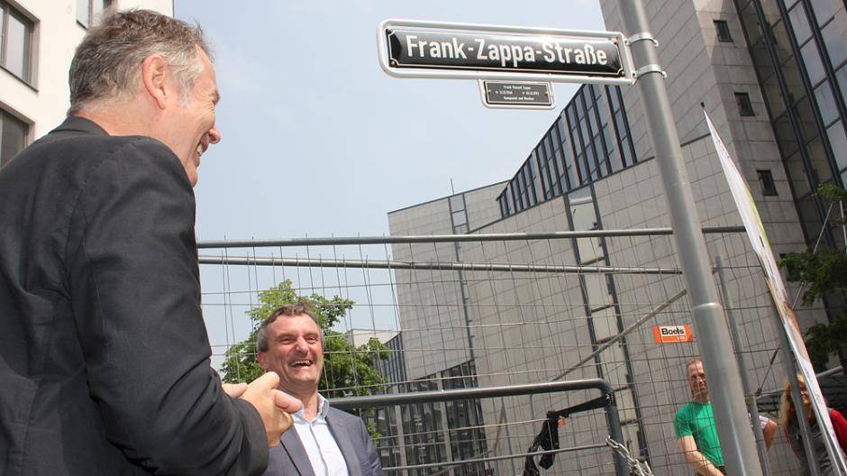 Uwe Wagner und Thomas Geisel haben Spaß unterm...