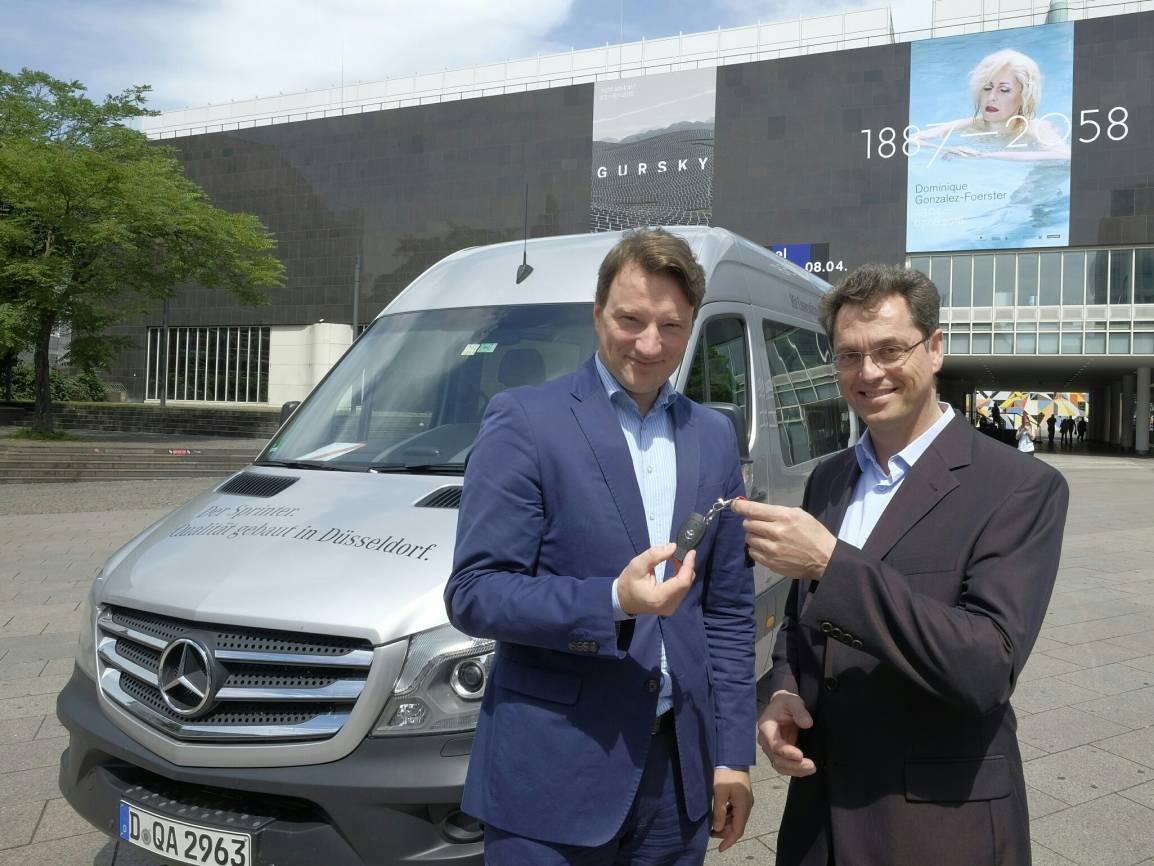  Bildunterschrift: Armin Willy (r.), Standort-und Produktionsleiter des Mercedes-Benz Werks Düsseldorf, überreicht den Schlüssel für den neuen Shuttle an denKaufmännischen Direktor der Kunstsammlung Nordrhein-Westfalen, Hagen Lippe-Weißenfeld.  
