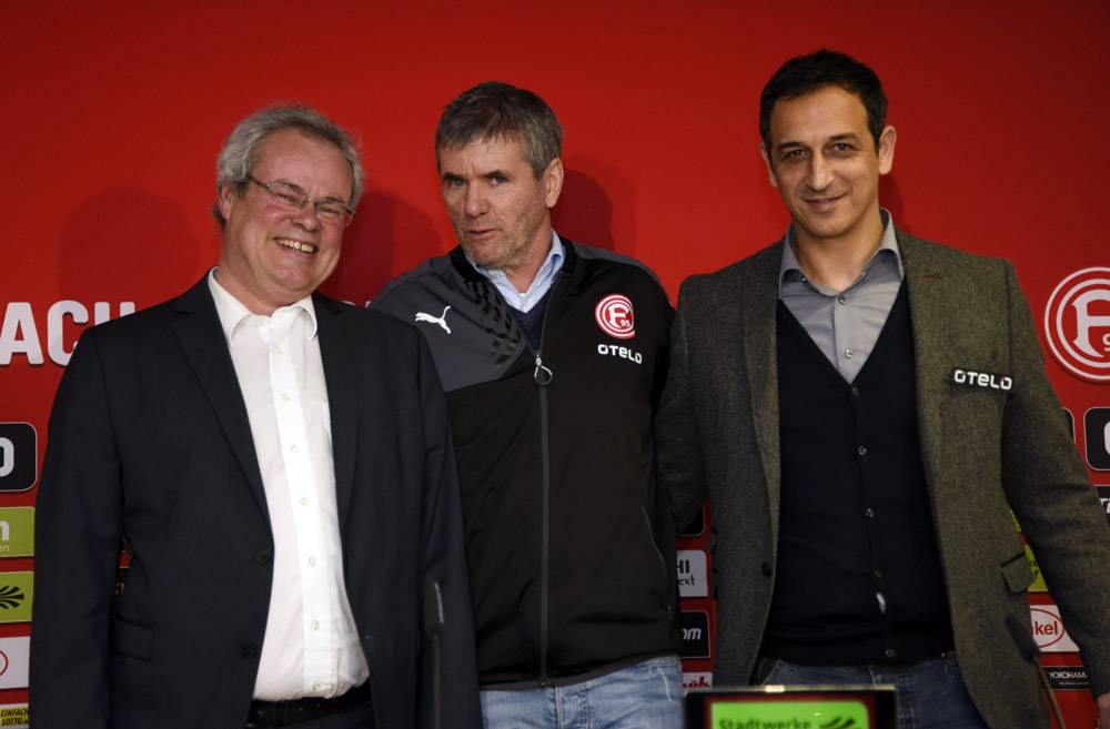  Rachid Azzouzi (r., mit Paul Jäger und Friedhelm Funkel) nimmt bei der Fortuna seinen Hut. 