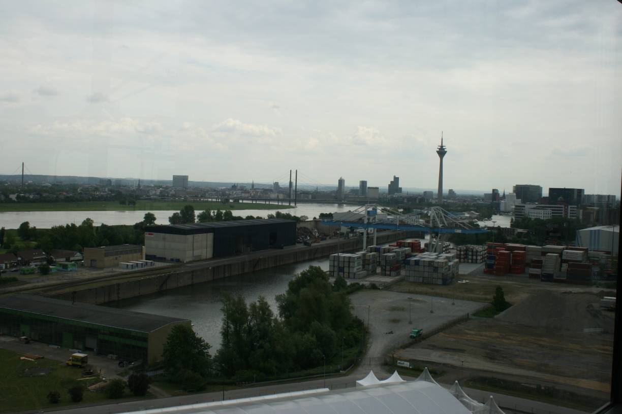  Der Blick aus dem neuen Stadtfenster des Kraftwerks. Eine völlig neue Persepktive auf Düsseldorf. 