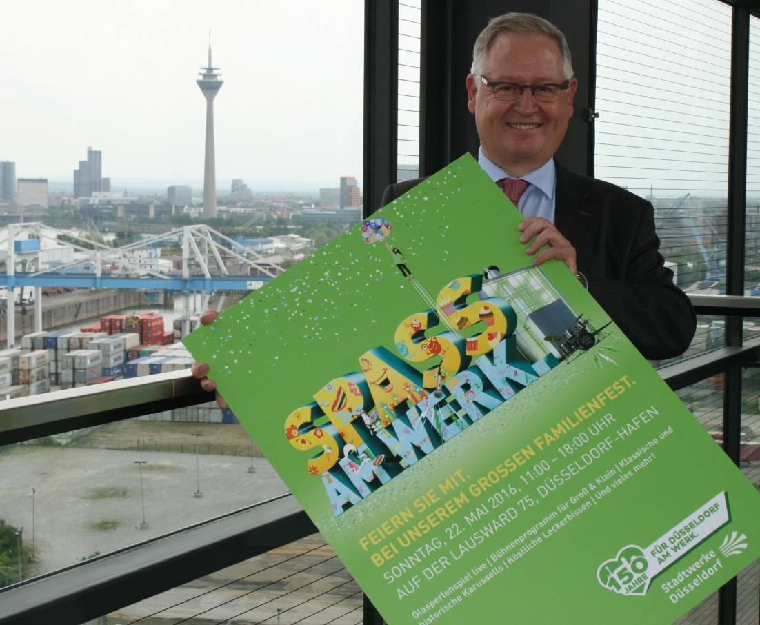  Programm-Vorstellung mit Aussicht: Manfred Abrahams erläutert das Familienfest auf knapp 45 Metern Höhe. 