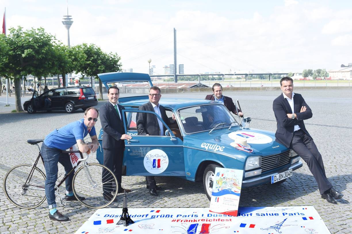  Der hübsche Blaue in der Mitte, das ist Emile. Eine automobile Seltenheit und einer der Stars beim Frankreichfest. Die weiteren Beteiligten (v. li.): Radsport-Fan und Schicke Mütze-Betreiber Carsten Wien, Stefan Hölzel von der PSD Bank, Frankreichfest-Veranstalter und Emile-Besitzer Boris Neisser, Mika Hahn von der Classic Remise und Bernd Kretzer von der Privatbrauerei Frankenheim. 