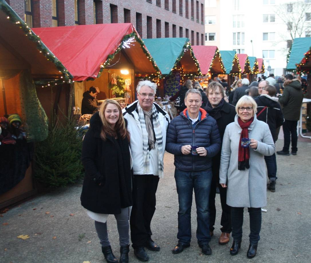  Gemeinsam haben Sandra Quinting (v.l) und Gunther Philipps von der Werbe- und Interessengemeinschaft Gerresheim, Bezirksbürgermeister Dr. Uwe Wagner, Christoph Wand und Beate Linz von der Diakonie und viele weitere Unterstützer den Weihnachtsmarkt am Donnerstag eröffnet. 