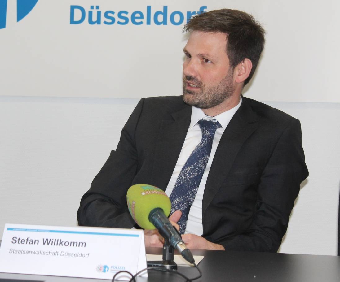  Staatsanwalt Stefan Willkomm betonte während der Pressekonferenz, dass sich sogenannte "Loverboys" oft im Internet auf die Suche nach Opfern machen.  