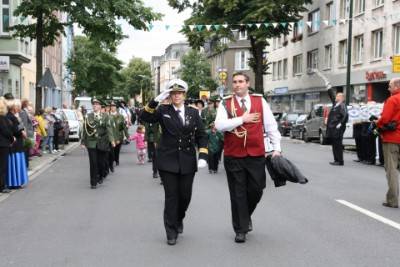  Der große Festumzug am Sonntag ist der Höhepunkt des Reisholzer Schützenfestes. 