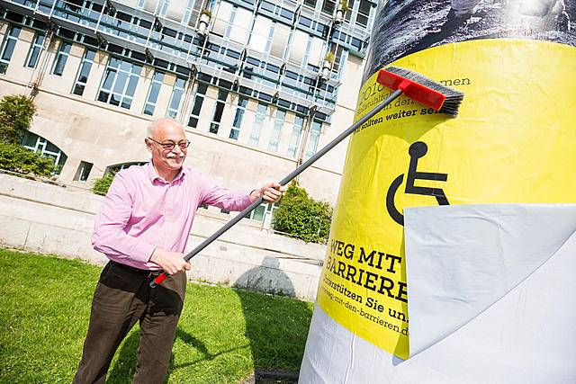  Horst Vöge,VdK-Landesvorsitzender,klebt das erste Plakat der Kampagne. 