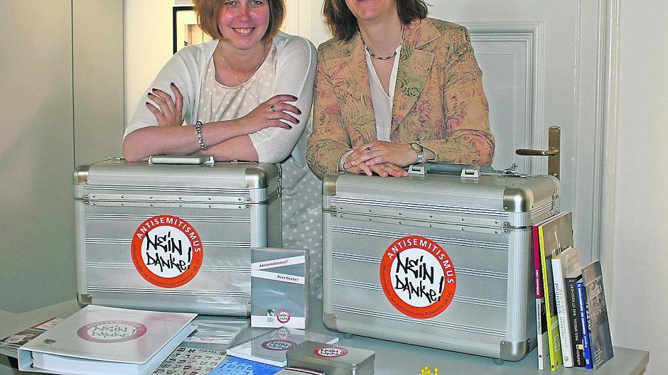  Gepäck, voll mit Bildung: Sandra Franz (l.) und Astrid Wolters von der Mahn- und Gedenkstätte mit dem Koffer „Antisemitismus - Nein, danke!“. 