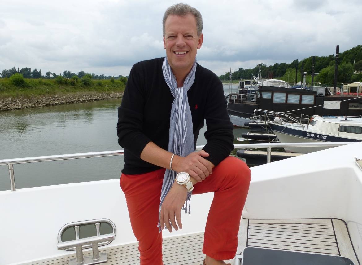  An Bord seines Schiffes ist Sascha Klaar ganz bei sich. Der Entertainer genießt sein Familienleben zur Zeit auf dem Rhein. 