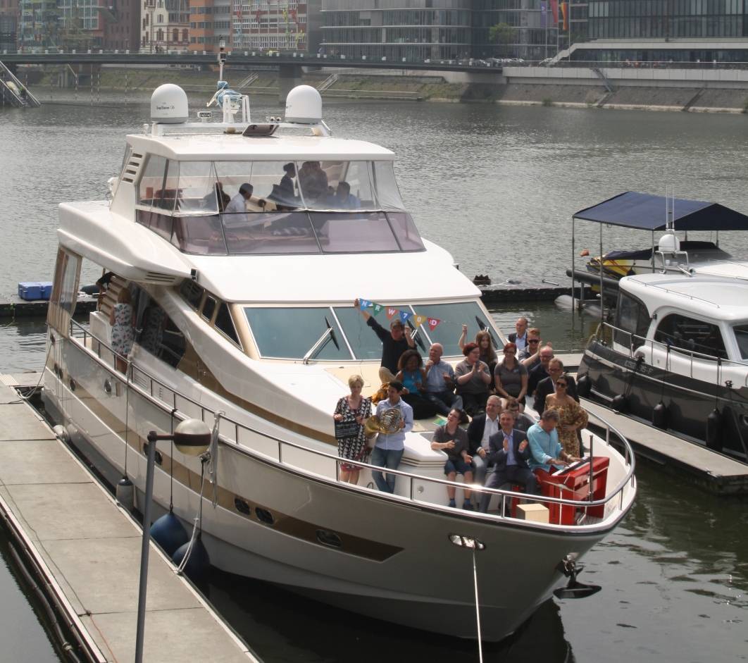  Wie eine schwimmende Wohnung: Beim Presse-Termin zum NRW-Tag lag die „Melody“ noch im Medienhafen. 