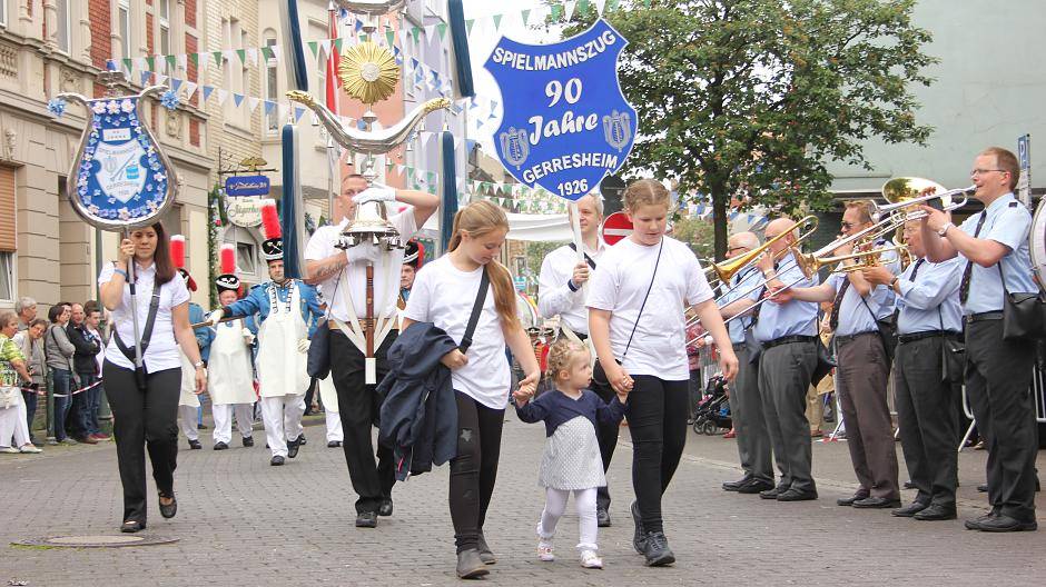 Wie das große Schild zeigt, der Spielmannszug Gerresheim marschiert seit 90 Jahren...