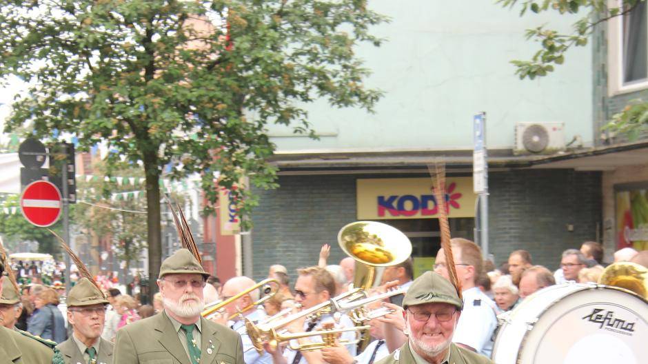 Karl Krause schaut kurz vor der Parade am Alten Markt lachend in die...