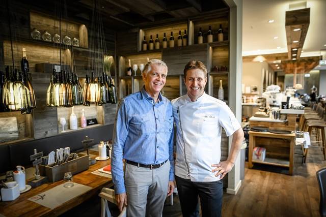  Lorenz Morgenschweis (F&amp;B Manager Sansibar Düsseldorf)und der neue Küchenchef Christian Schmidt (re.). 