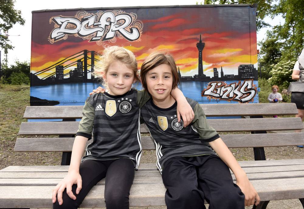  Leona Hartmann mit ihrem Bruder. Luis war als Einlaufkind bereits bei der WM in Brasilien dabei. Jetzt spielt er bei der Keramag Mini-EM während sich die Schwester auf ihren Einsatz bei der Europameisterschaft in Frankreich vorbereitet. 