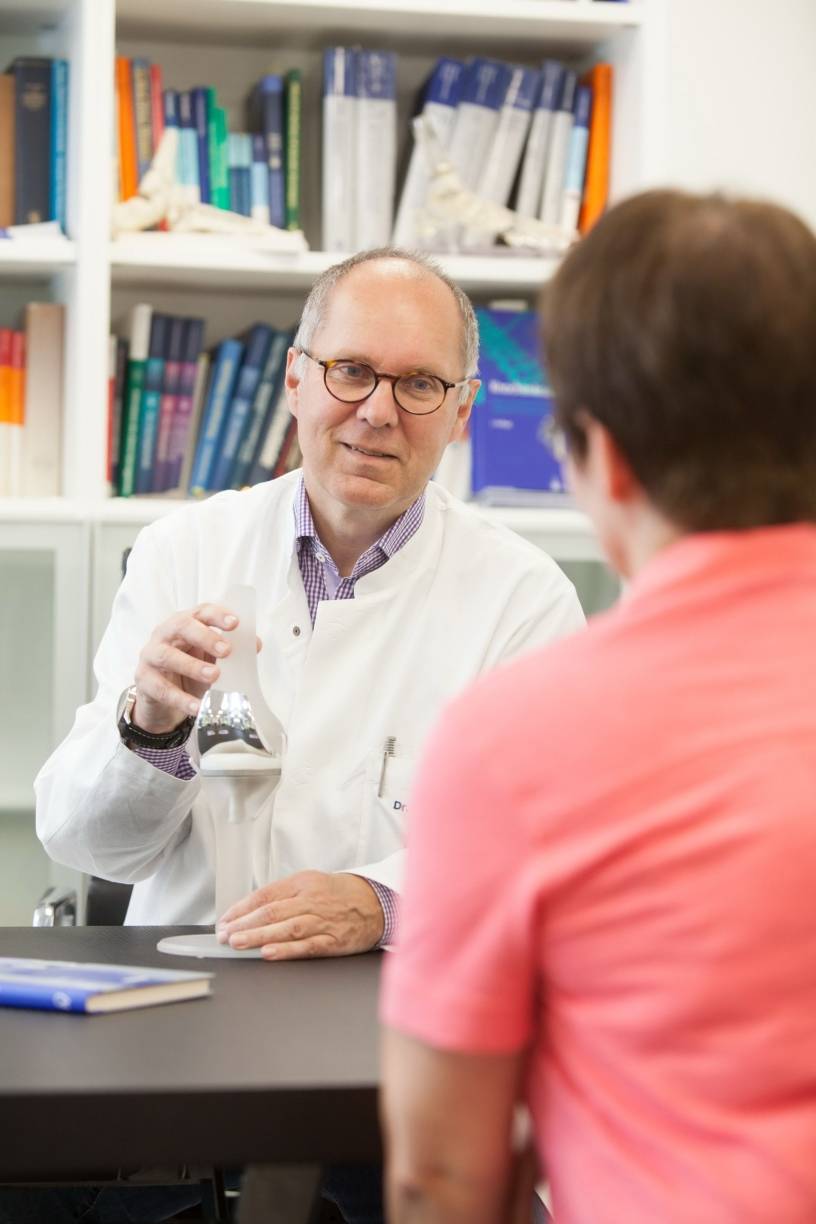  Dr. Daniel Frank, Spezialist für Endoprothetik, erklärt einer Patientin die Funktionsweise des Knies. 
