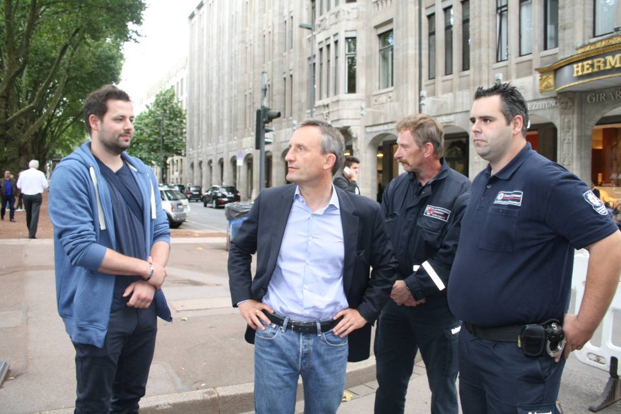  Gemeinsam mit Mitarbeitern des Ordnungsamtes und dem Administrator der Facebook-Gruppe "Pokémon Go Düsseldorf" Mike Pernox (li.) verschaffte sich der Oberbürgermeister (Mitte) einen Überblick. 