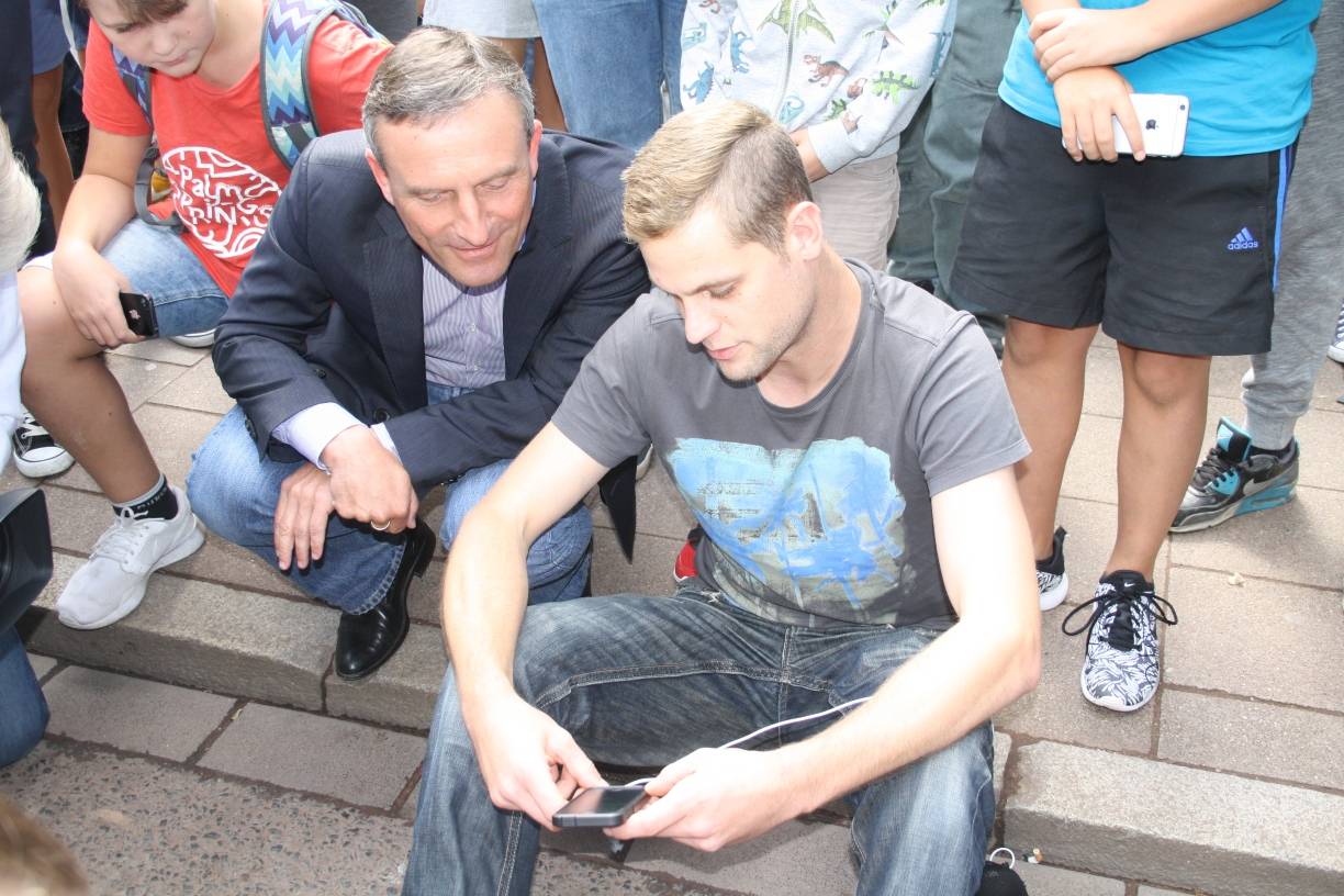  Pokémon-Jäger Matthias zeigt OB Thomas Geisel wie man die bunten Monster mit dem Handy fängt. 