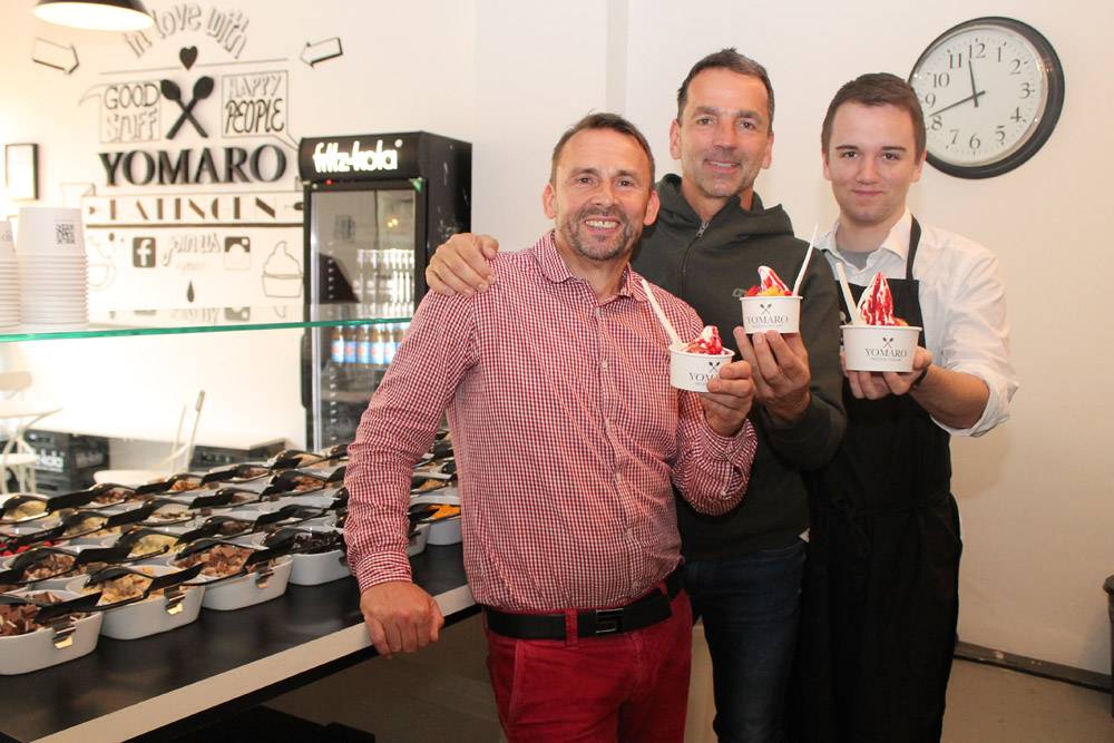  Früher eiskalt vorm Tor, jetzt „eiskalt“ im Geschäft. Thomas Allofs (l.) mit Oliver Westerbeek (m., mit Mitarbeiter Florian Neumann) in ihrer Eis-Filiale in Ratingen. 