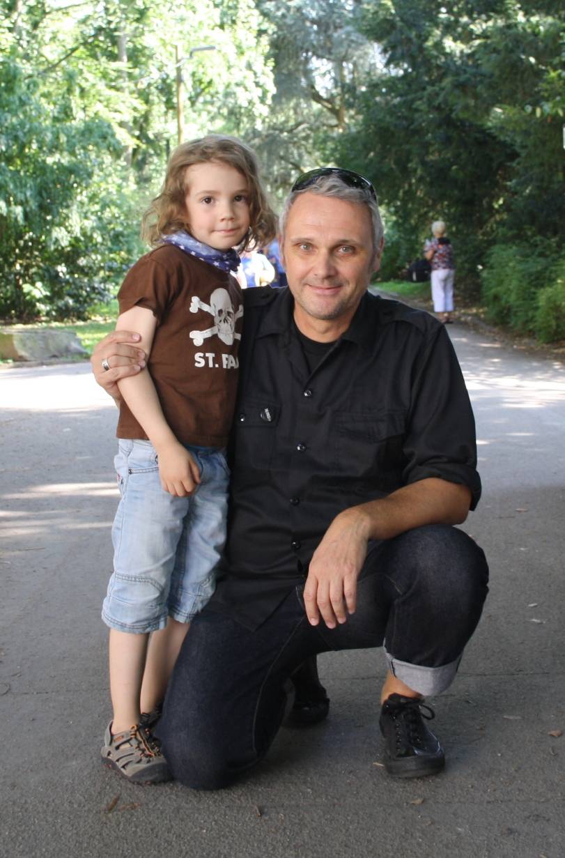  Markus Rosada (49) und sein Sohn Mio (6) möchten Prinz William von der Zuschauerzone aus zuwinken. 