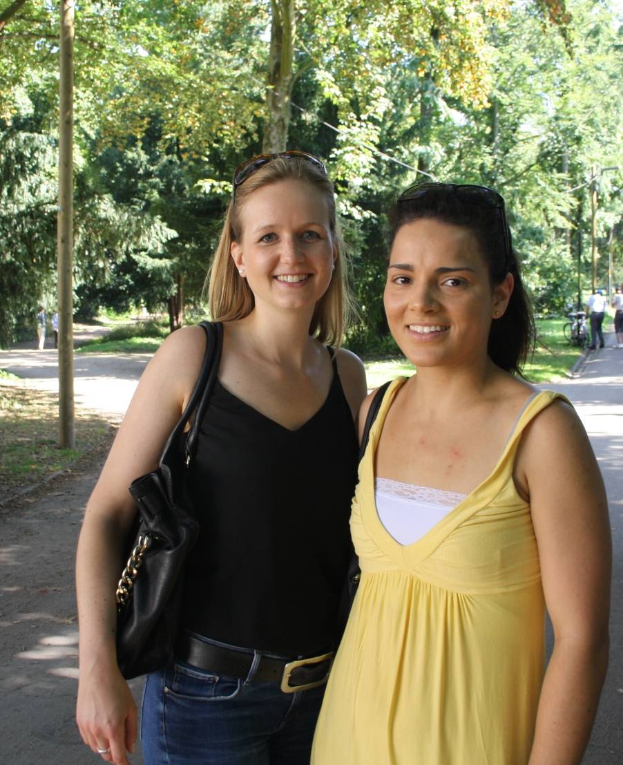  Die Freundinnen Madlen Huxoll (27) und Petra Blauberger (28) sind große Royal-Fans. 