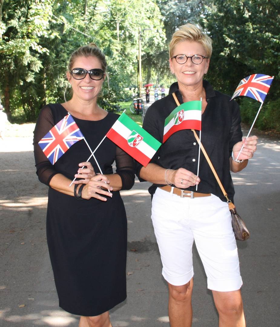  Die Schwestern Silke Wolfslau (47) und Ulrike Rott (53) sind schon seit ihrer Kindheit Fans des Königshauses. 