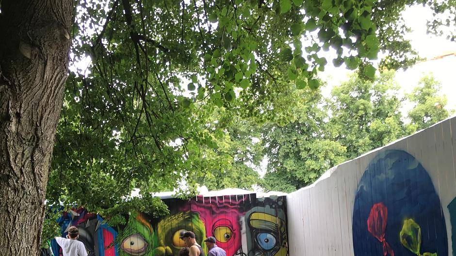  Erwünscht: Streetart-Künstler besprühen den Bauzaun auf dem Gelände der LVR-Klinik. 