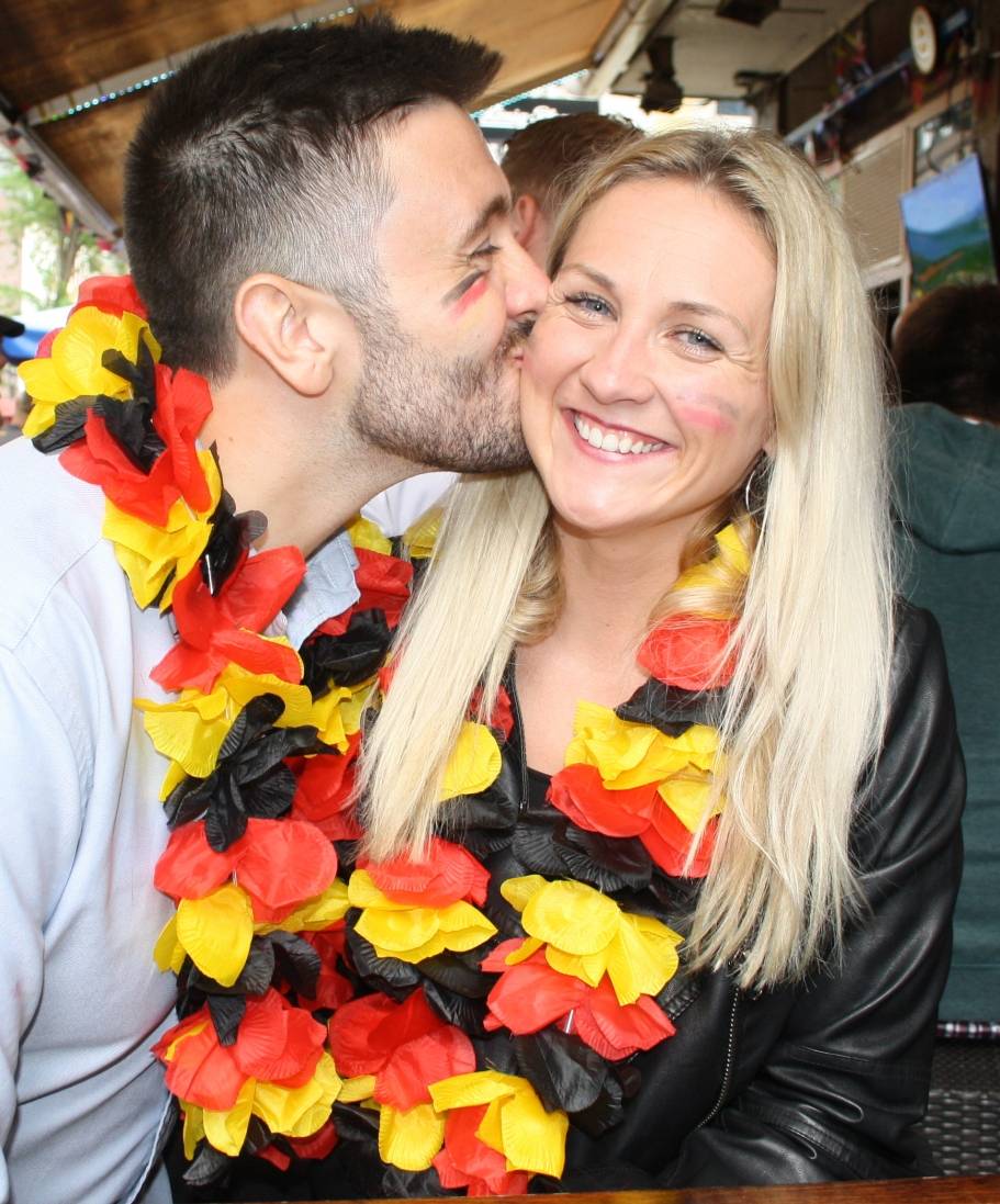  Lauren Matkin (27) und Ben West (25) aus London unterstützen die deutsche Nationalmannschaft. Aber nur wenn sie nicht gegen England spielt. 