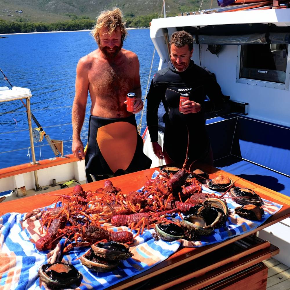  Auf der südlich von Australien gelegenen Insel Tasmanien lädt ihn ein ehemaliger UN-Mitarbeiter auf dessen Segelschiff ein. Lars Terlinden ernährt sich einen Monat lang vornehmlich von Hummer. Insgesamt lernt er auf seiner 15-monatigen Reise durch 20 Länder nach eigener Schätzung etwa 300 Menschen aus aller Herren Länder kennen, zu denen er privat oder über die sozialen Medien Kontakt hält.  