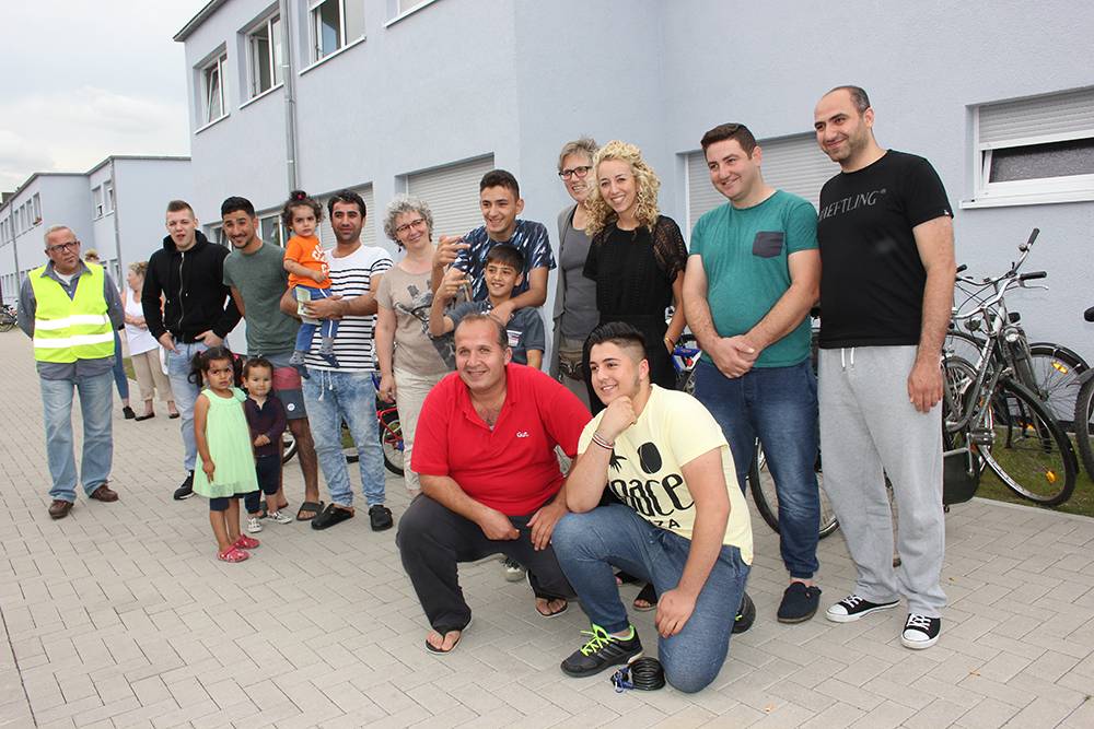  Gruppenbild mit Damen: Beim Sommerfest in der Flüchtlingsunterkunft an der Karlsbader Straße nahmen einige Bewohner Mechthild Schmölders, Beate Albert und Karoline Wege (v.l.) in ihre Mitte. 