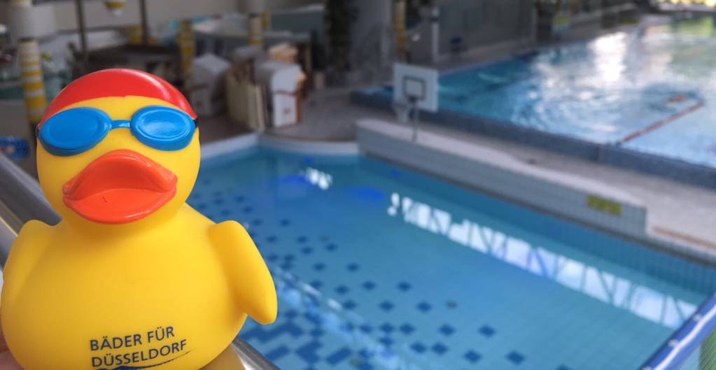 Heute Quietsche-Ente abholen, Duckemon-Bild machen und Freikarten fürs Schwimmbad gewinnen