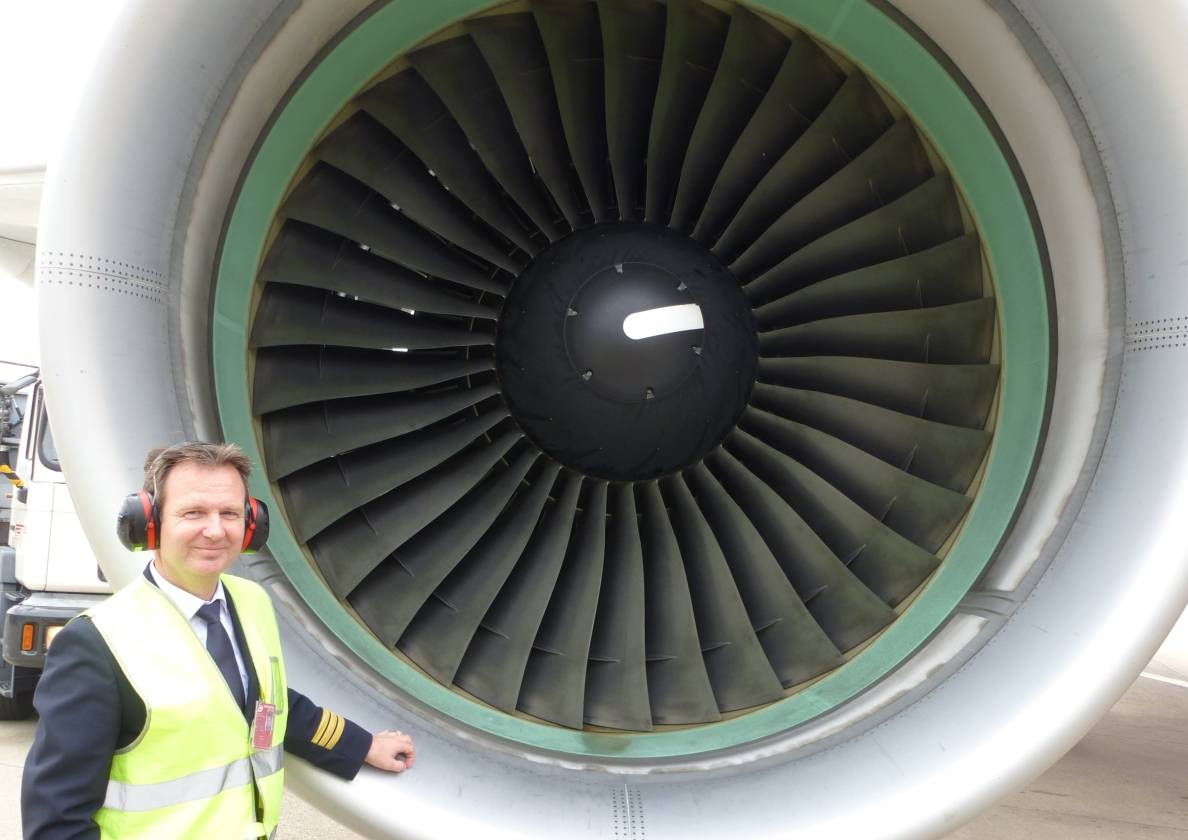  Thomas Juchem ist Co-Pilot Auf dem Air Berlin-Flug 7392 von Düsseldorf nach San Francisco. Bevor die Maschine startet, macht der zunächst den Outside-Check. Er umrundet die Maschine - einen Airbus 330 - 200 - und überprüft, ob hier alles in Ordnung ist. 