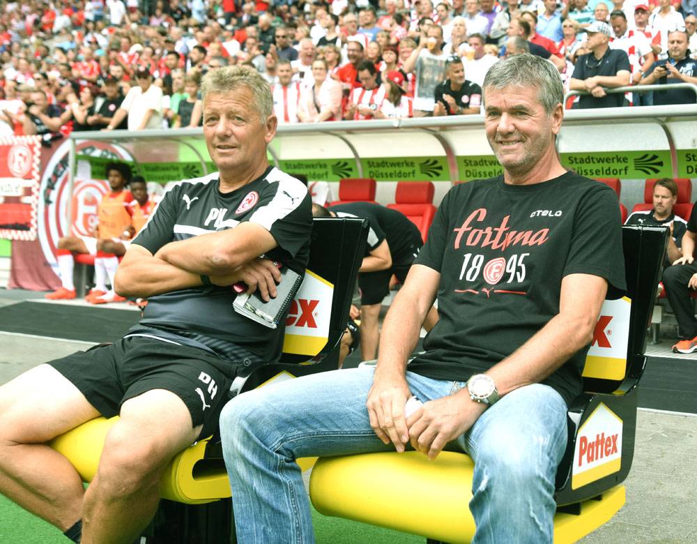  Ein wichtiges Attribut bei der besser funktionierenden Fortuna - die professionelle Trainer-Gelassenheit von Chefcoach Friedhelm Funkel (r.) und seinem Co. Peter Herrmann. 
