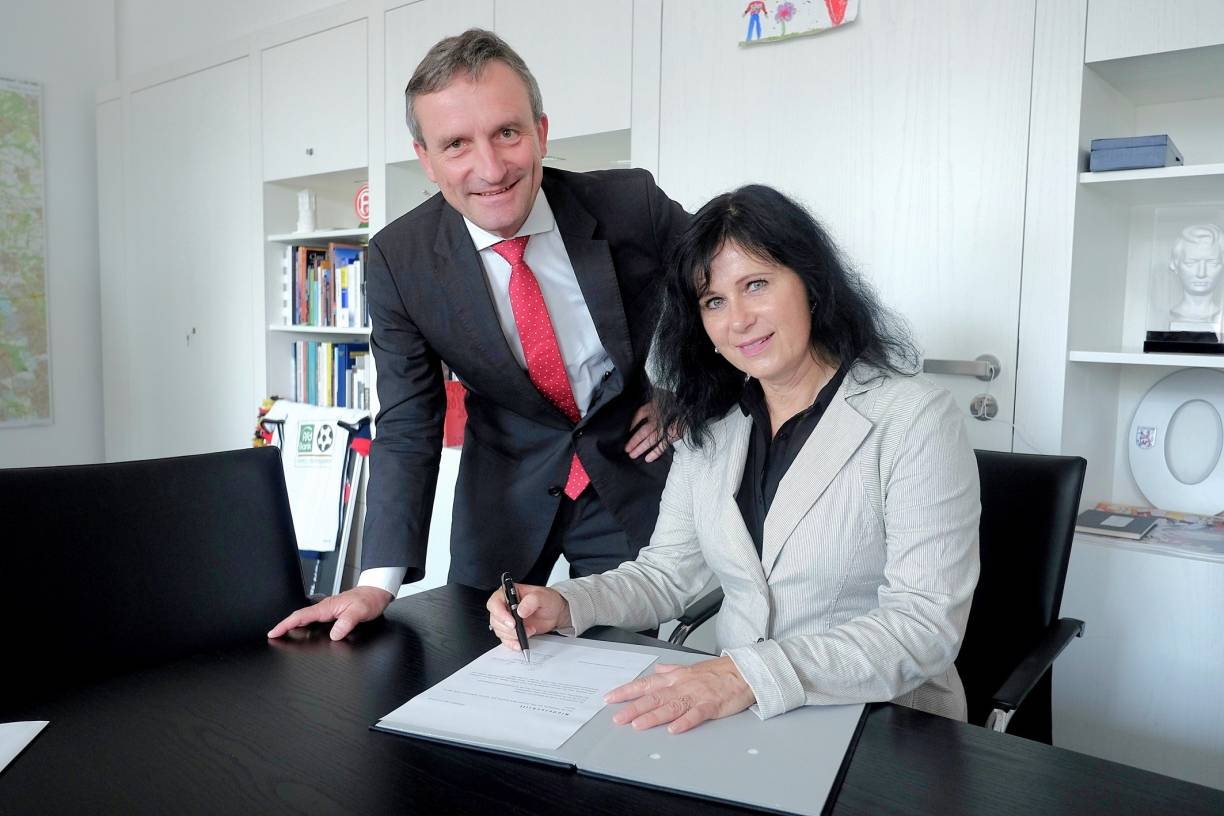 Oberbürgermeister Thomas Geisel und Cornelia Zuschke, neue Beigeordnete für Stadtplanung, Bauen und Liegenschaften, bei der Unterzeichnung der Ernennungsurkunde. 